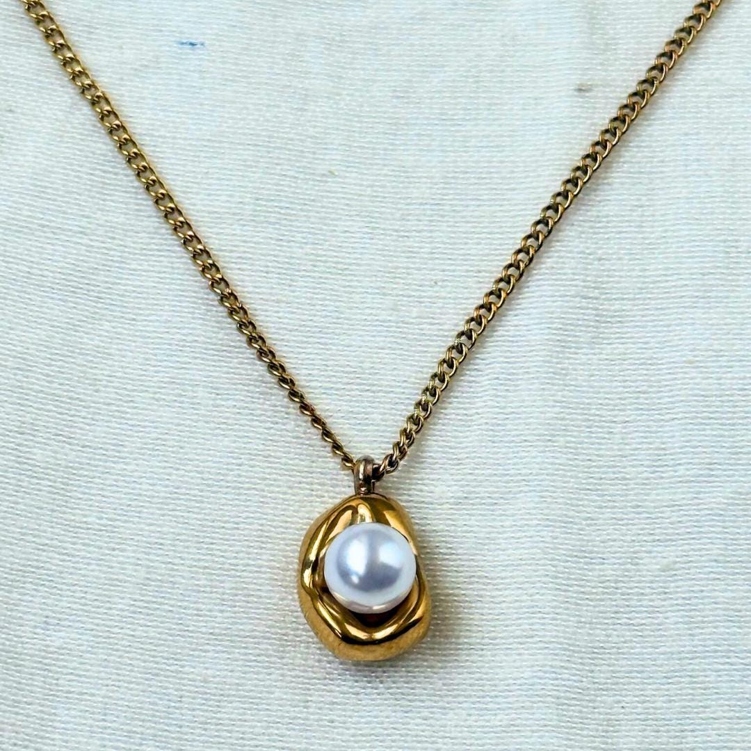 Contemporary Classic Pearl Necklace
