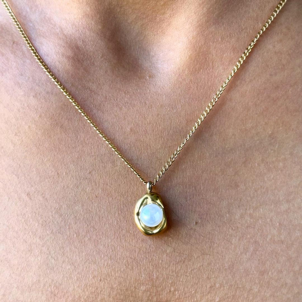 Contemporary Classic Pearl Necklace