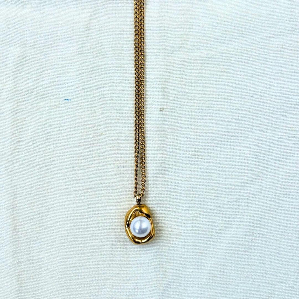 Contemporary Classic Pearl Necklace