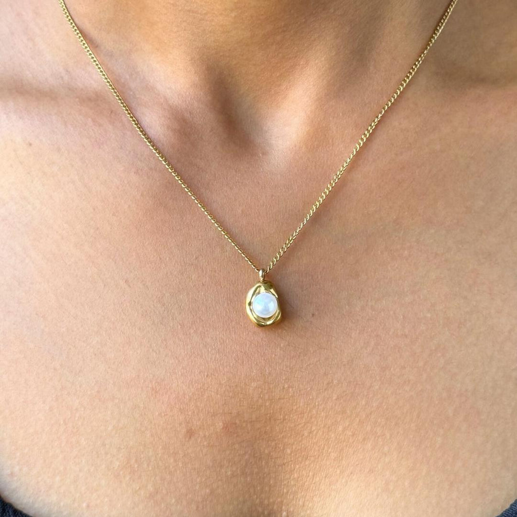 Contemporary Classic Pearl Necklace